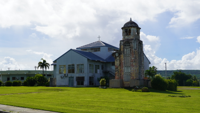 Senas bažnyčios bokštas ir naujas angaras Tiniane