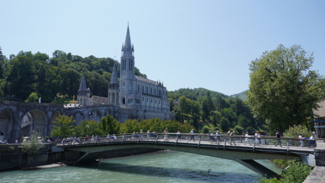 Lurdo bažnyčia ir ligonių 'procesija' per tiltą į pamaldas
