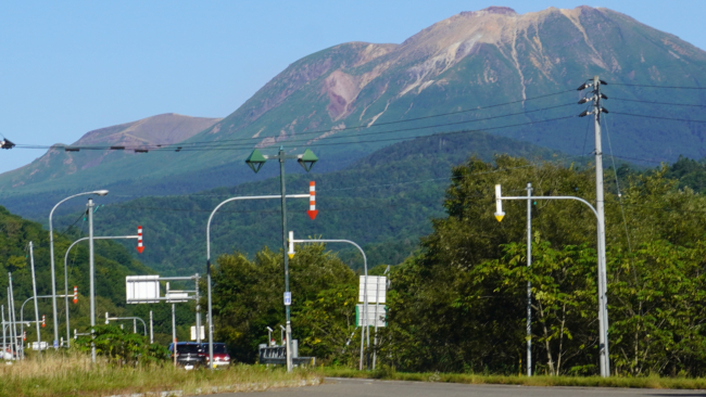 Hokaido kalnai ir kelkraščius rodančios rodyklės