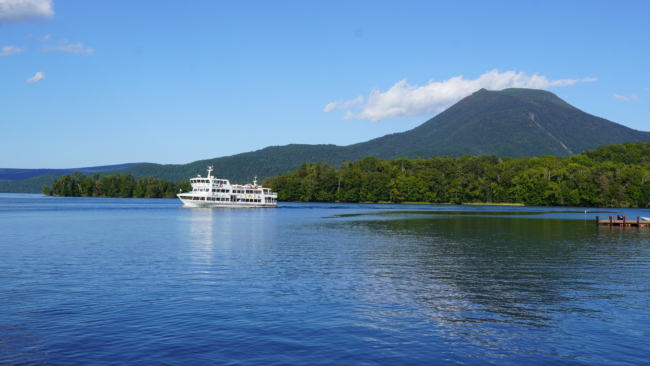 Akano ežeras ir jo laivas