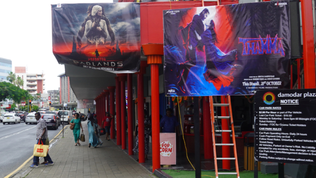 Holivudo ir Bolivodo reklamos konkuruoja tarpusavy Suvos kino teatro afišose