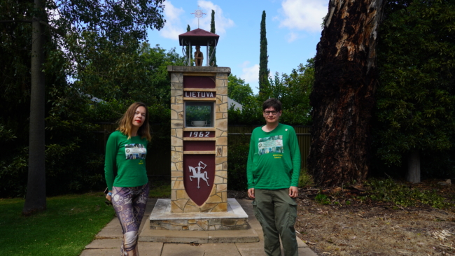 Prie paminklo Lietuvos žemei Adelaidėje