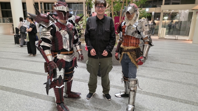 Nuotrauka su cosplay'ininkais gatvėje