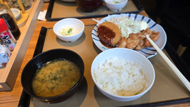 Tonkatsu (viršuje dešinėje)
