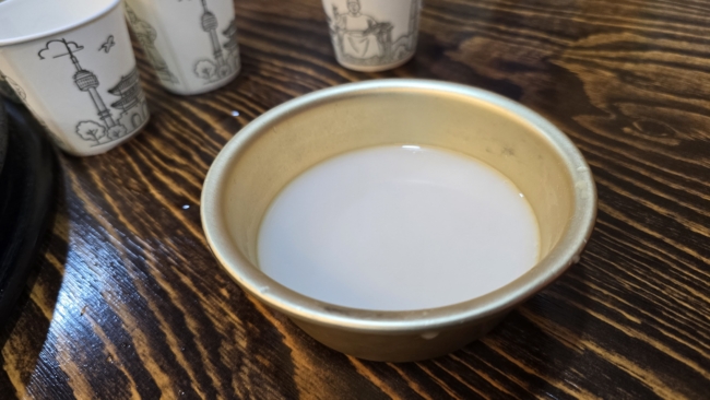 Makgoli, tradiciškai geriamas iš tokio dubens