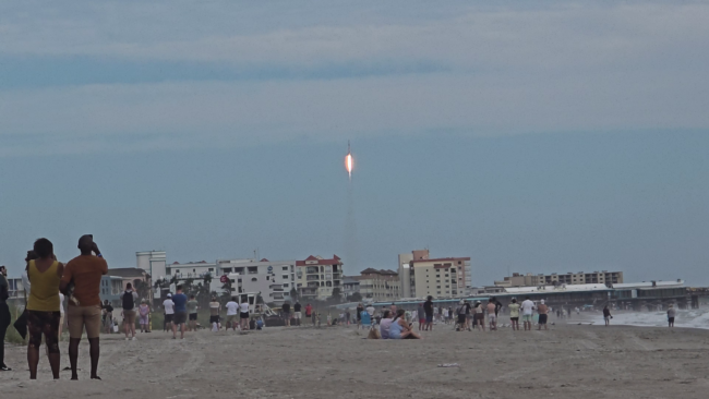 Kylanti raketa žvelgiant nuo Kokoa Bičo Floridoje